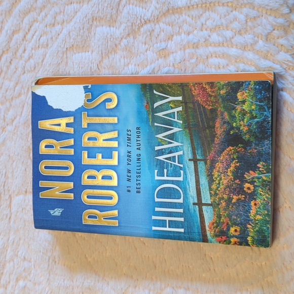 Nora Roberts Hideaway Paperback - Picture 4 of 4